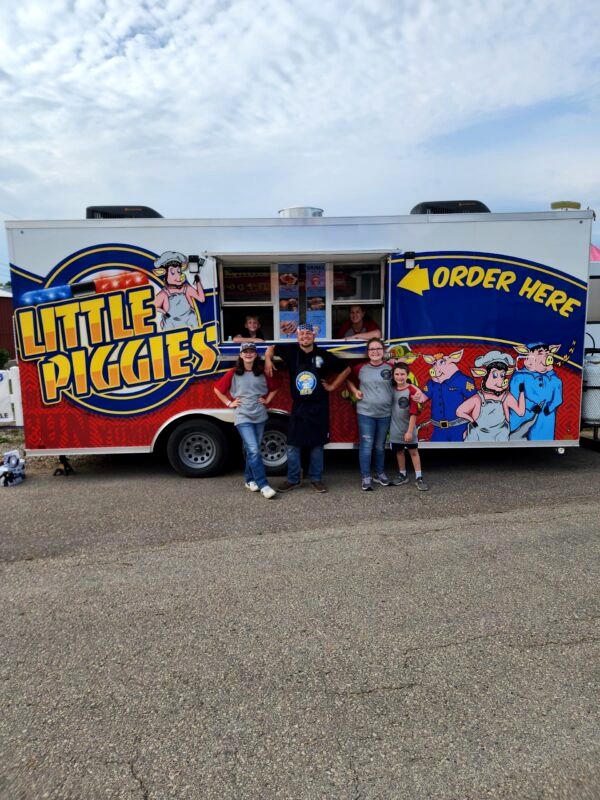 Little Piggies EFS food truck and crew